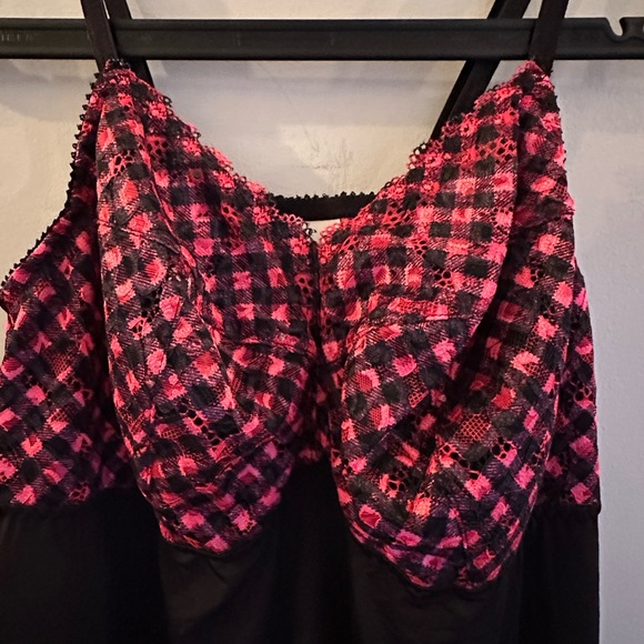 Black and red slip. - Picture 2 of 3